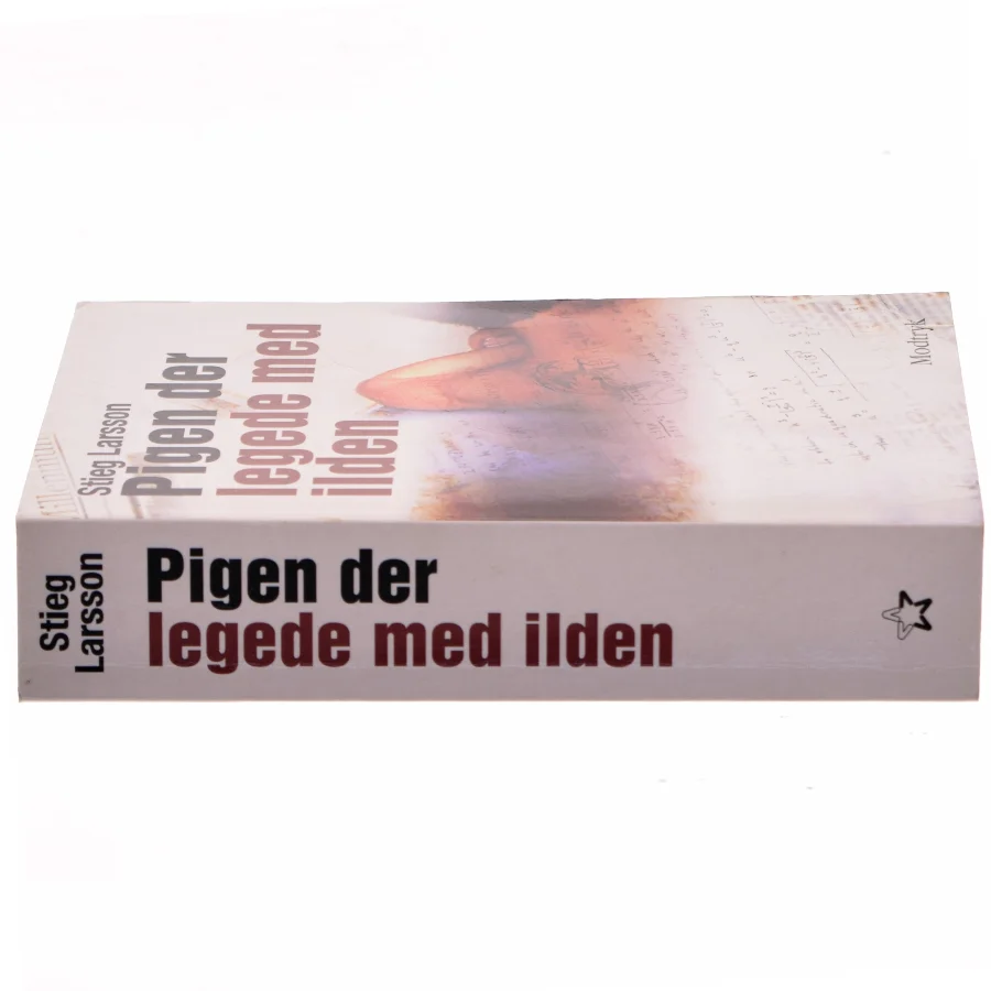 Pigen Der Legede Med Ilden (Millennium, 2. Bind) af Stieg Larsson (Bog)