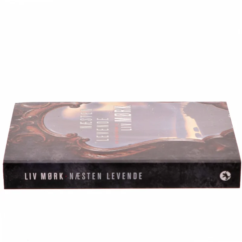 Næsten levende : en slægtskrimi af Liv Mørk (Bog)