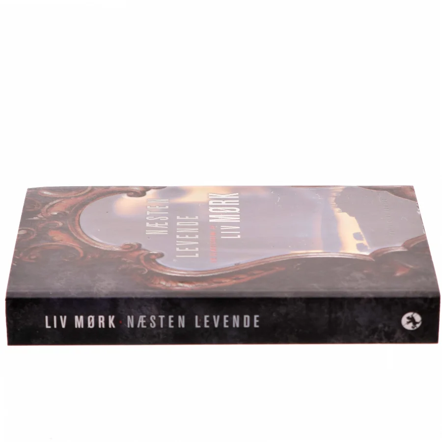 Næsten levende : en slægtskrimi af Liv Mørk (Bog)