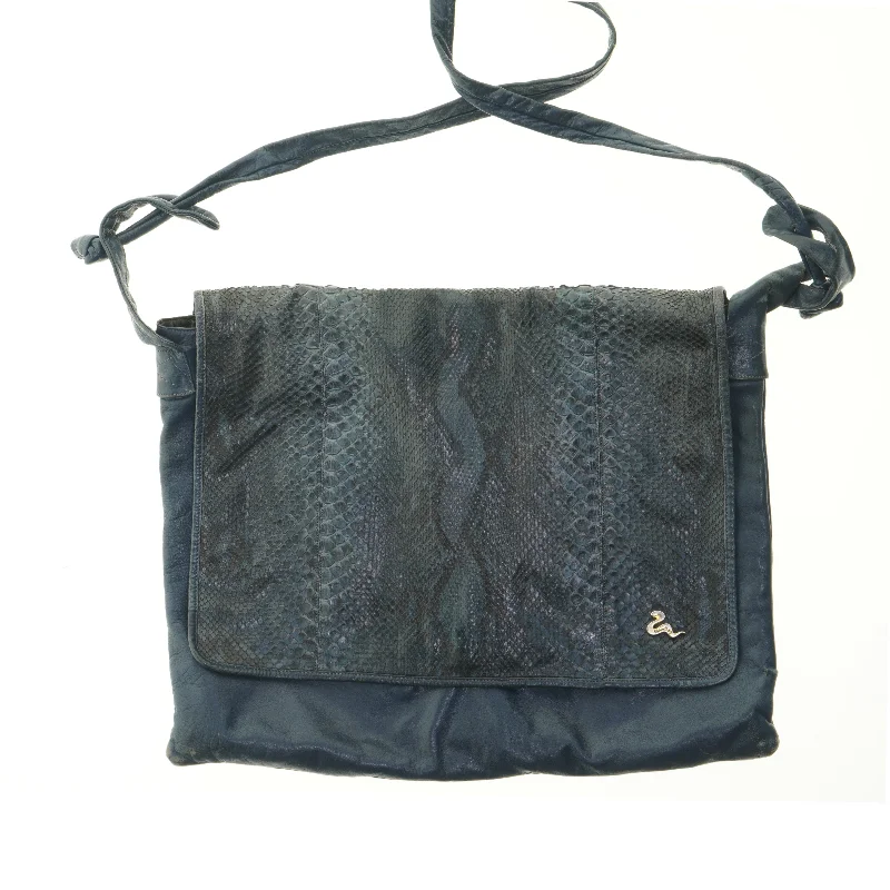 Skuldertaske i blå farve fra Fanny Bag (str. 41x33,5 cm)