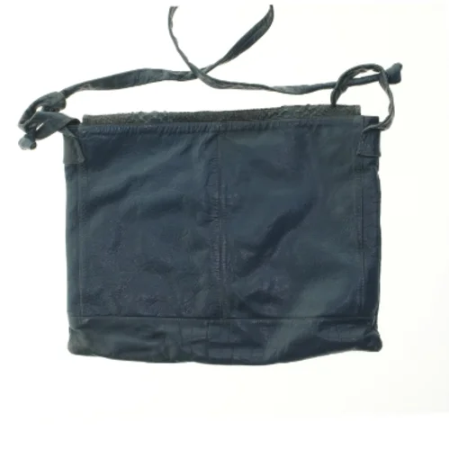 Skuldertaske i blå farve fra Fanny Bag (str. 41x33,5 cm)