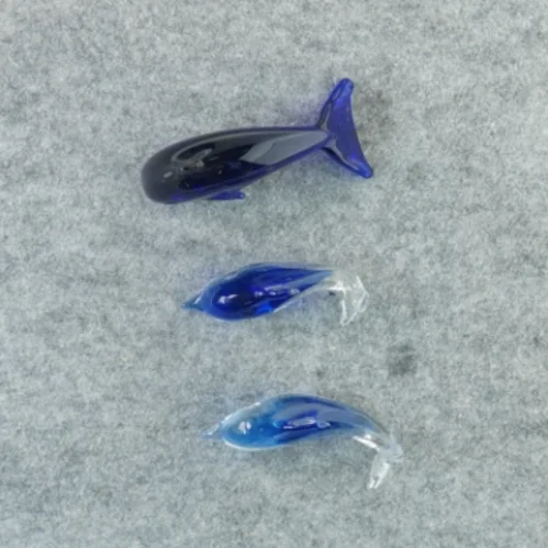 Glas delfiner (str. 14 x 4 cm og 12 x 3 cm)