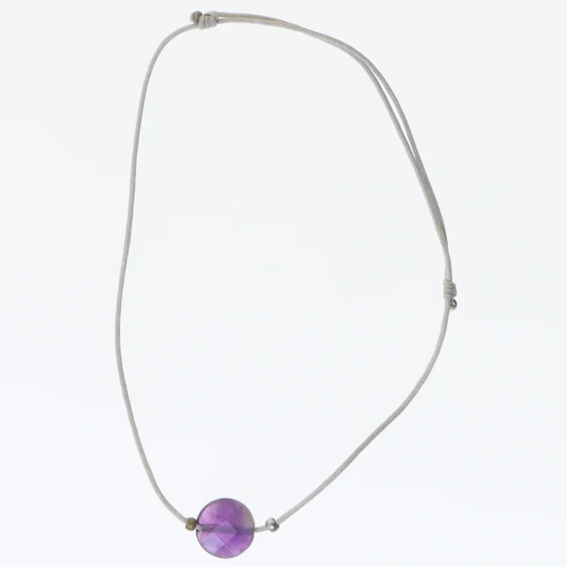 Gråt armbånd med lilla sten (str. 9,5 cm)