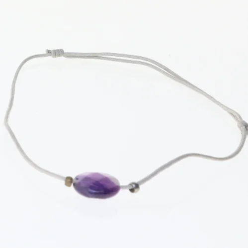 Gråt armbånd med lilla sten (str. 9,5 cm)