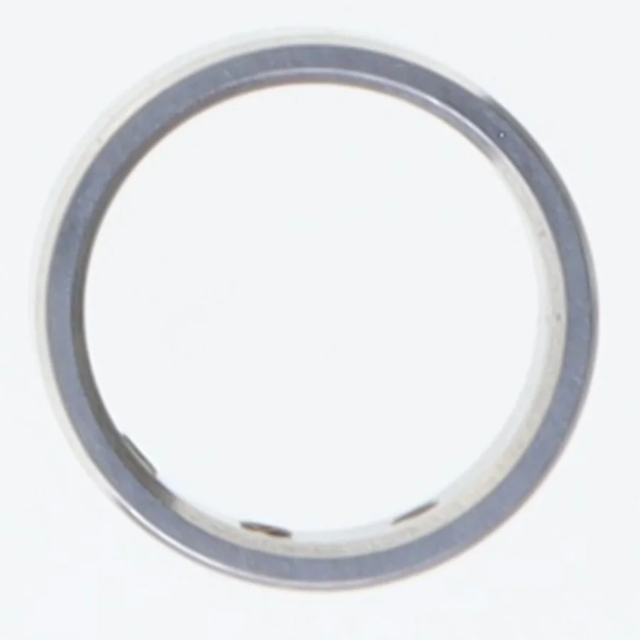 Sølvfarvet ring med sten (str. 54 mm)