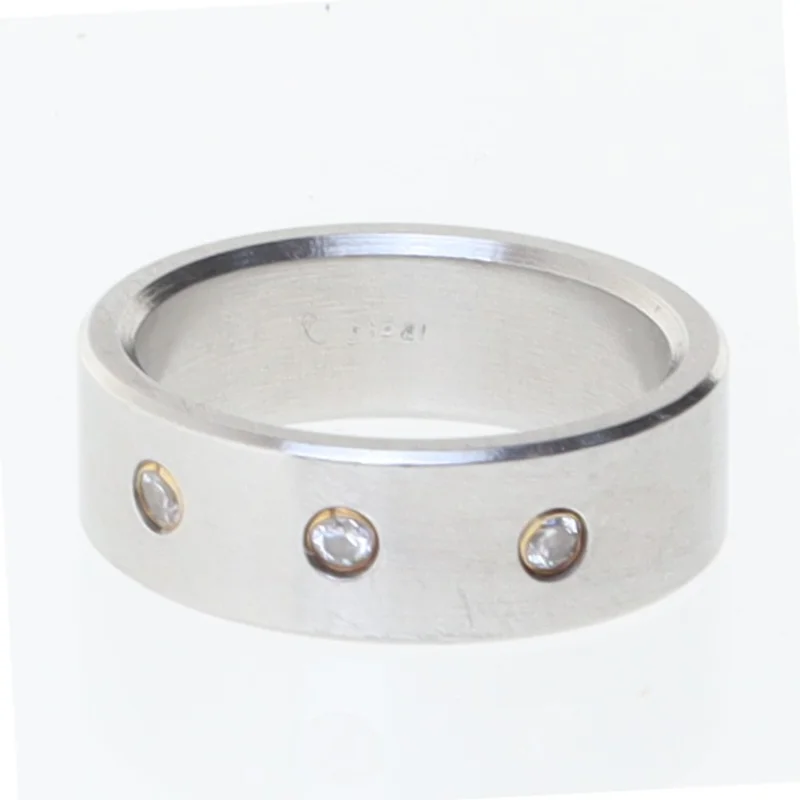 Sølvfarvet ring med sten (str. 54 mm)