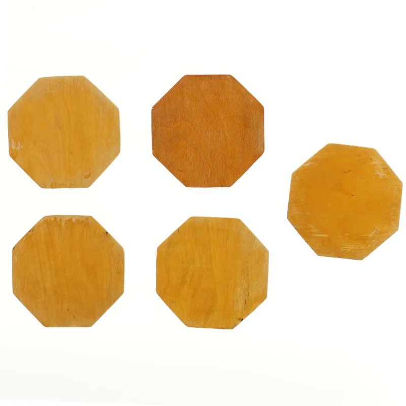 Træbrikker med nordiske blomstermotiver (str. 5 stk 14x14 cm)