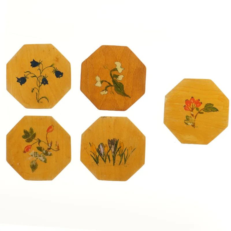 Træbrikker med nordiske blomstermotiver (str. 5 stk 14x14 cm)