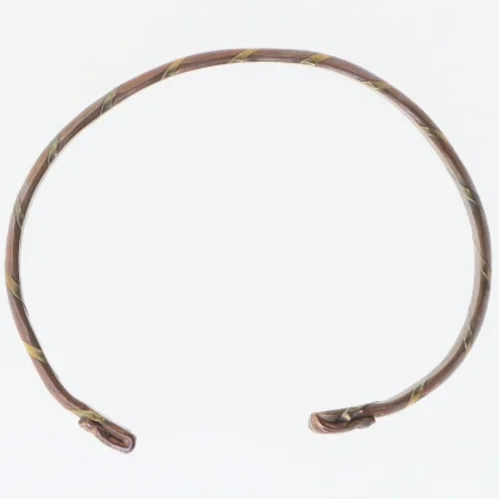 Armbånd i messing og kobber med snoet design (str. Ø 8 cm)