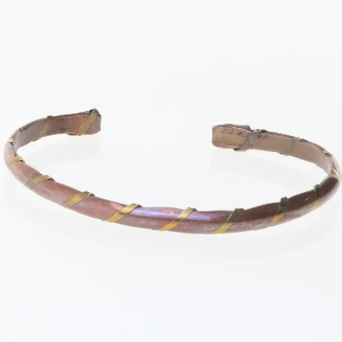 Armbånd i messing og kobber med snoet design (str. Ø 8 cm)