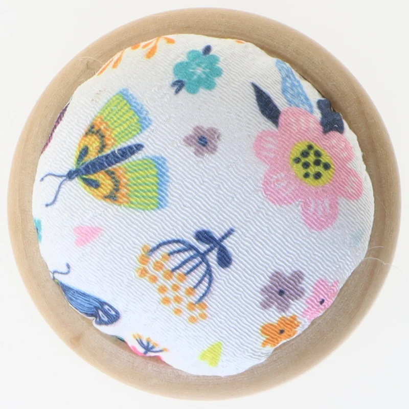 Nålepude med blomstermønster (str. Ø 7 cm)