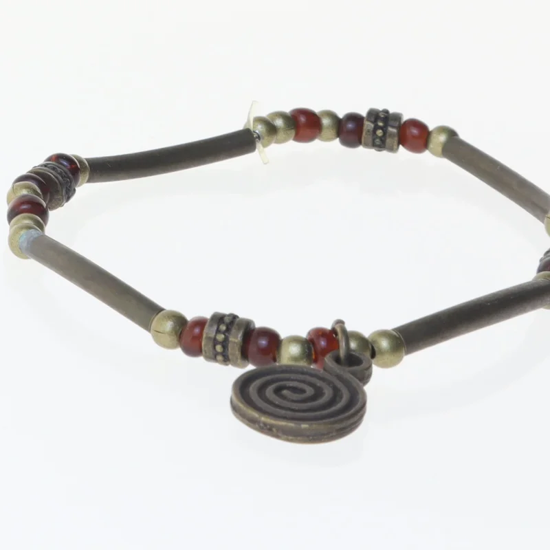 Armbånd med vedhæng (str. 8,5 cm)