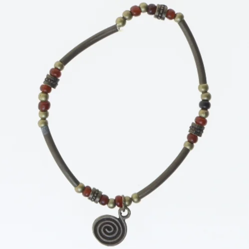 Armbånd med vedhæng (str. 8,5 cm)