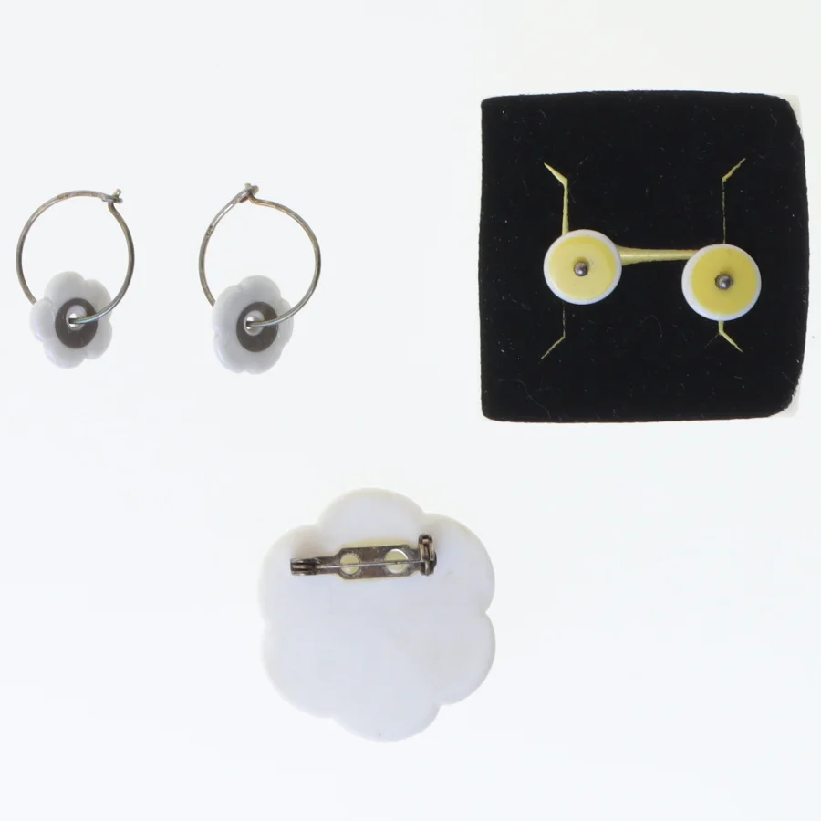 Smykkesæt med blomsterdesign (str. 3 cm)