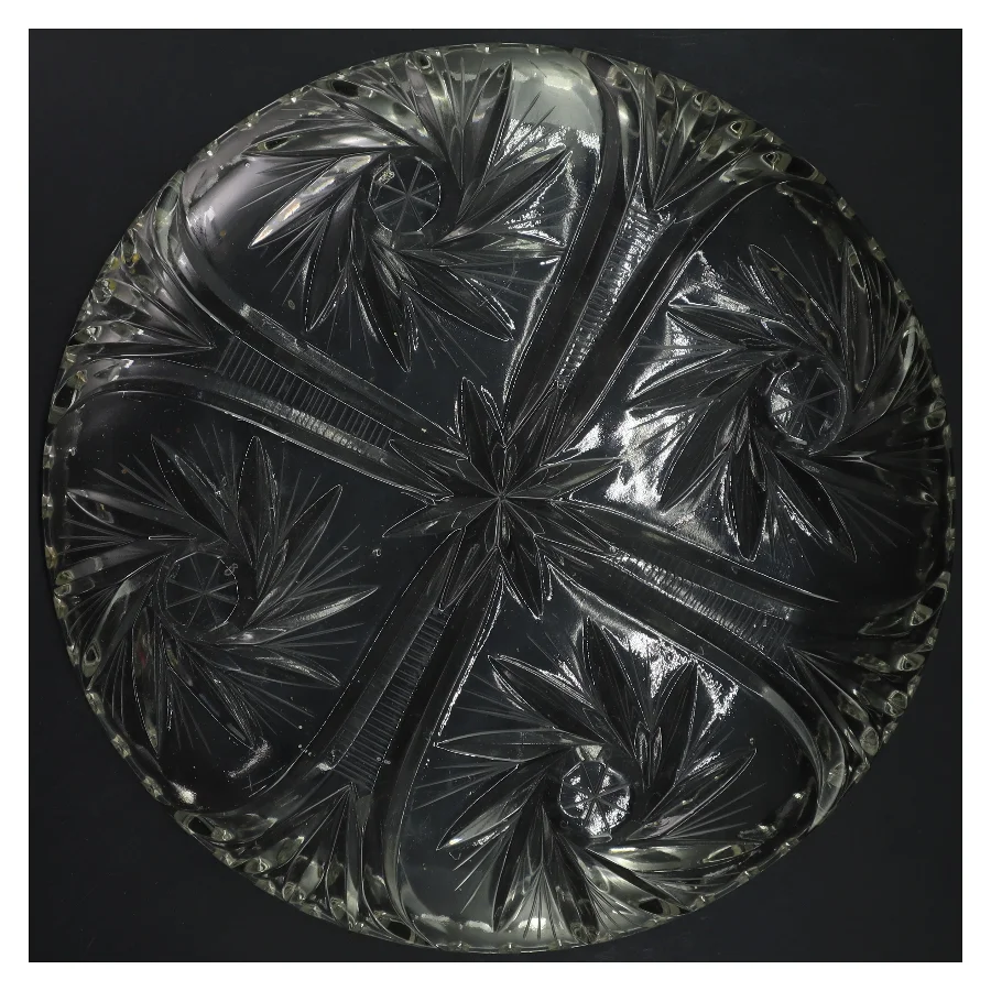 Rund skåret glasfad (str. Ø 28 cm)