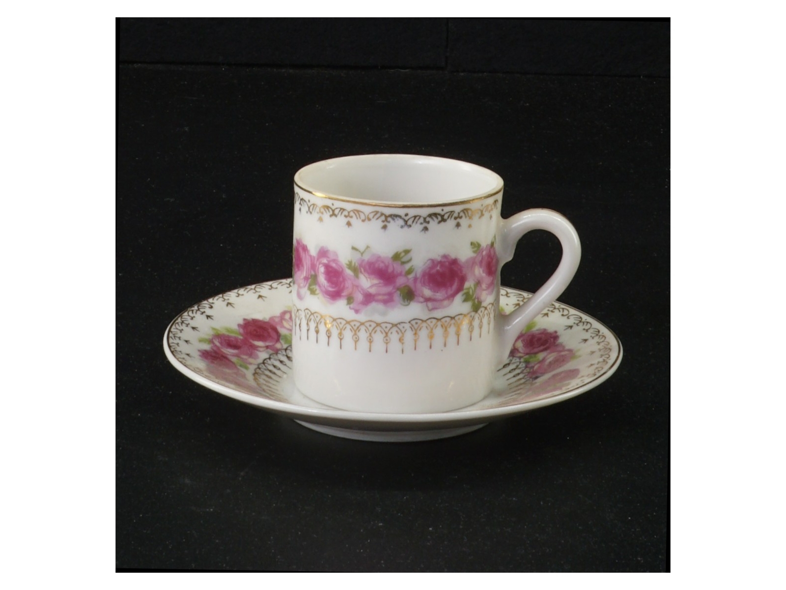 Porcelænskop og underkop med rosenmønster (str. 11 x 6 cm)