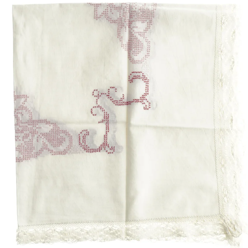 Broderet hvid pyntedug med blonder (str. 80 x 84 cm)