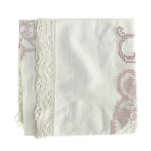 Broderet hvid pyntedug med blonder (str. 80 x 84 cm)