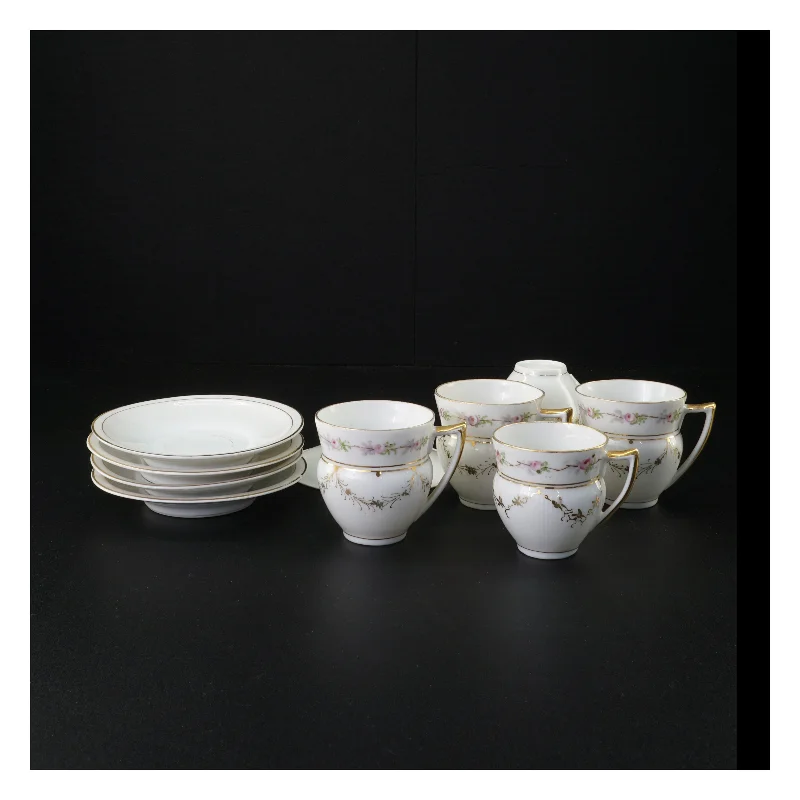 Porcelæn kaffesæt med guldkant (str. 13 x 8 cm og 12 x 7 cm)