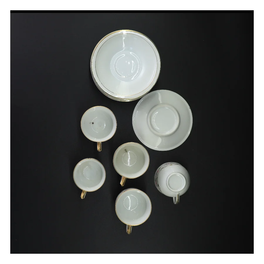 Porcelæn kaffesæt med guldkant (str. 13 x 8 cm og 12 x 7 cm)