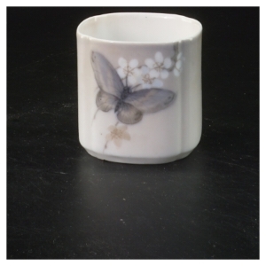 Porcelæn krus med sommerfugle fra Royal Copenhagen (str. 6x5,5 cm)