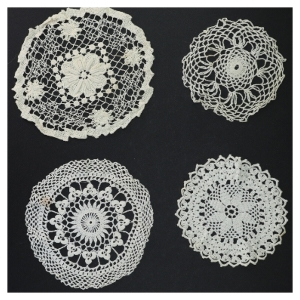 Hæklet borddug og bordskånere sæt