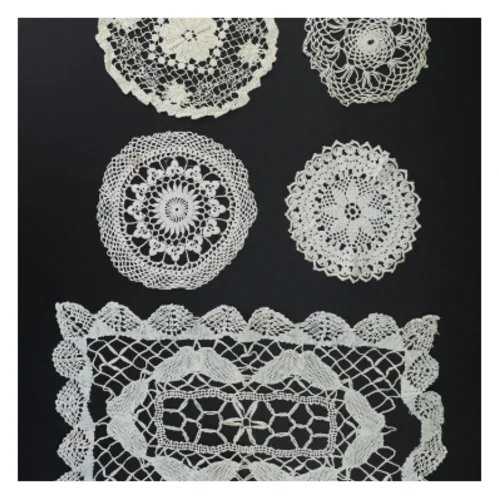 Hæklet borddug og bordskånere sæt