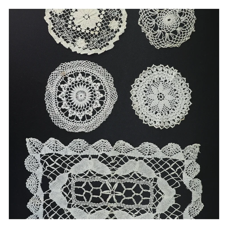 Hæklet borddug og bordskånere sæt