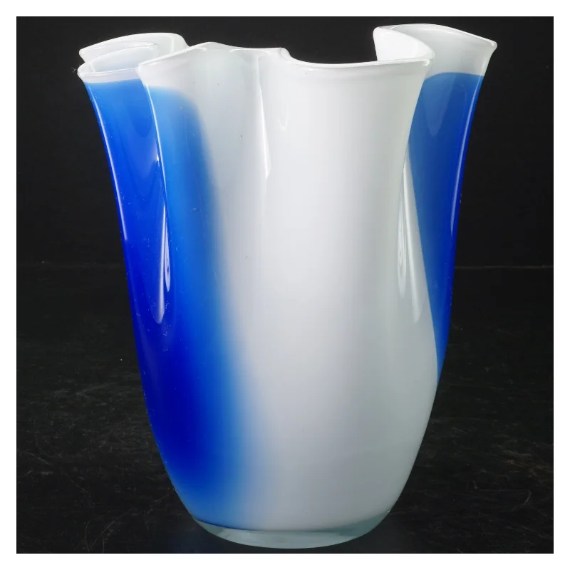Blå og hvid glasvase (str. 20x17 cm)
