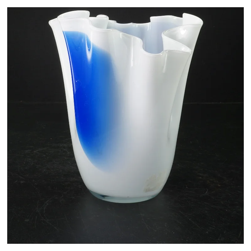 Blå og hvid glasvase (str. 20x17 cm)