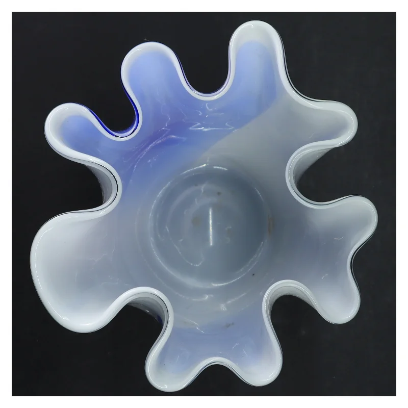 Blå og hvid glasvase (str. 20x17 cm)