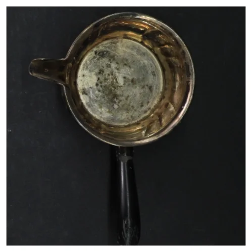 Gammel metalskål med håndtag (str. 17 cm)