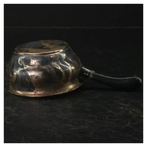 Gammel metalskål med håndtag (str. 17 cm)