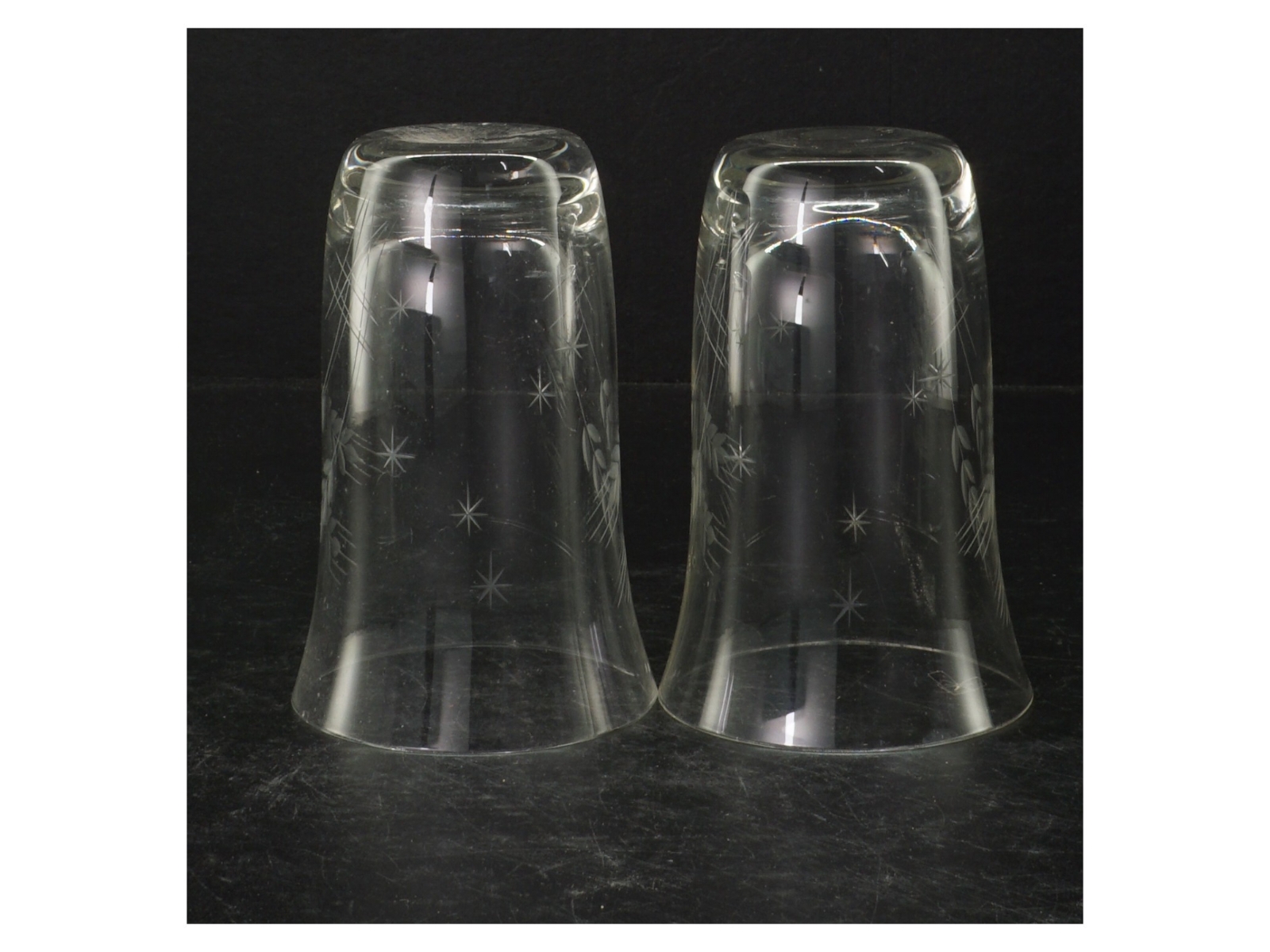 Gravérede glas (str. Ø 9 cm. længde, 12 cm)
