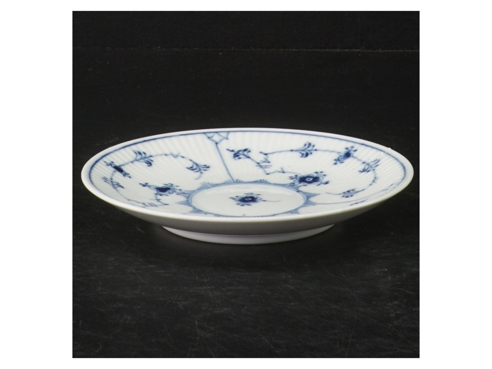 Blåt og hvidt porcelænsmønster tallerken, musselmalet fra Royal Copenhagen (str. Ø. 14,5 cm)