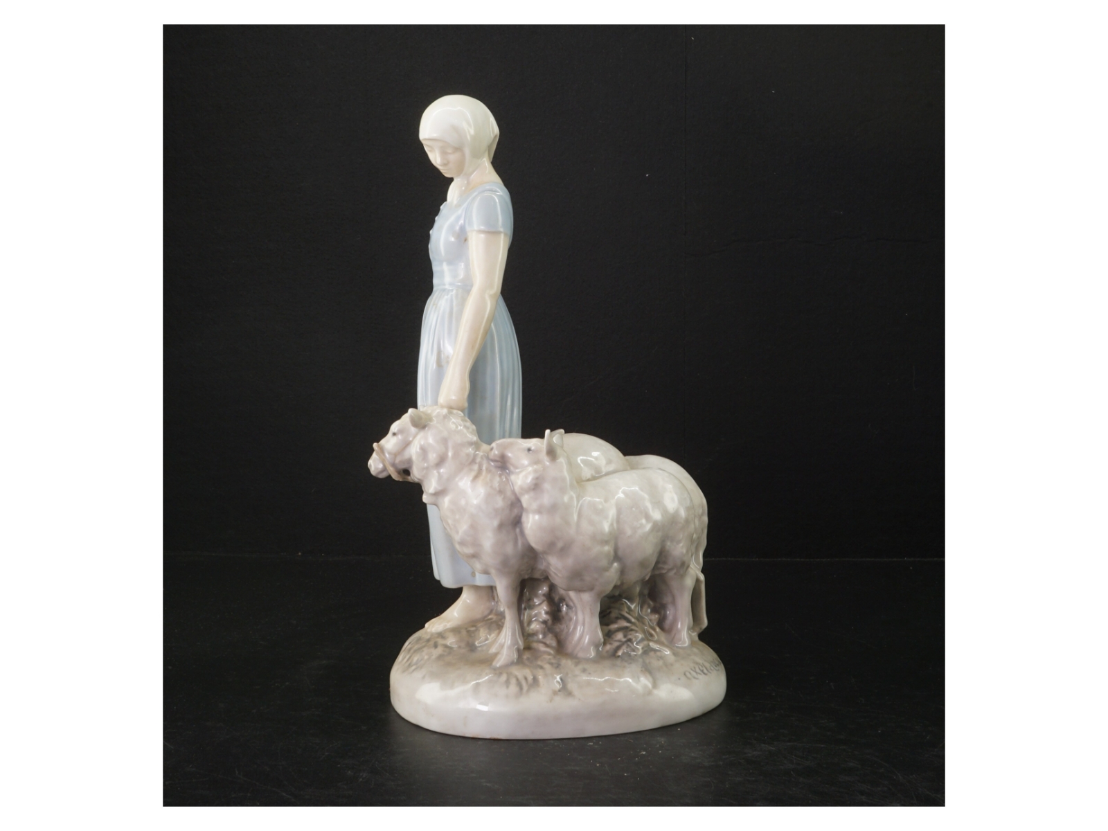 Porcelænsfigur af kvinde med får fra B&G (str. 28 cm)