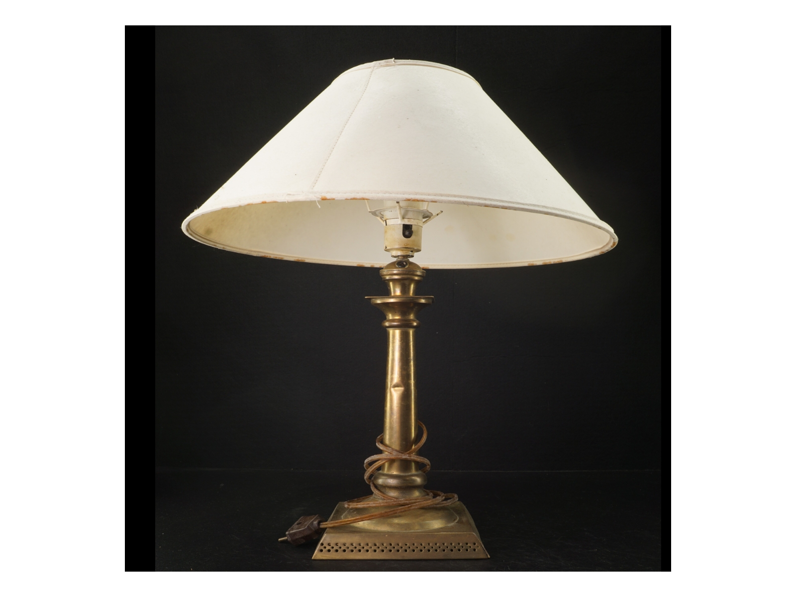 Bordlampe i messing med hvid lampeskærm (str. Lampeskærm ø. 41 cm. stage. 40 cm)