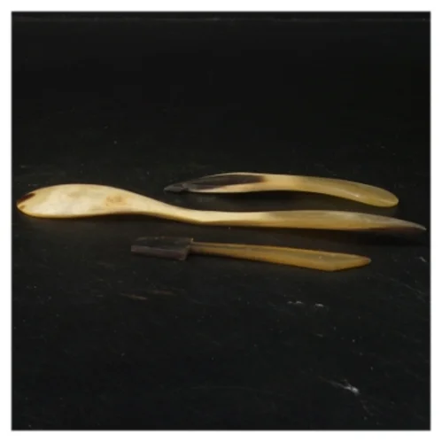 Serveringssæt af horn (str. 19x4 cm) (DVD)