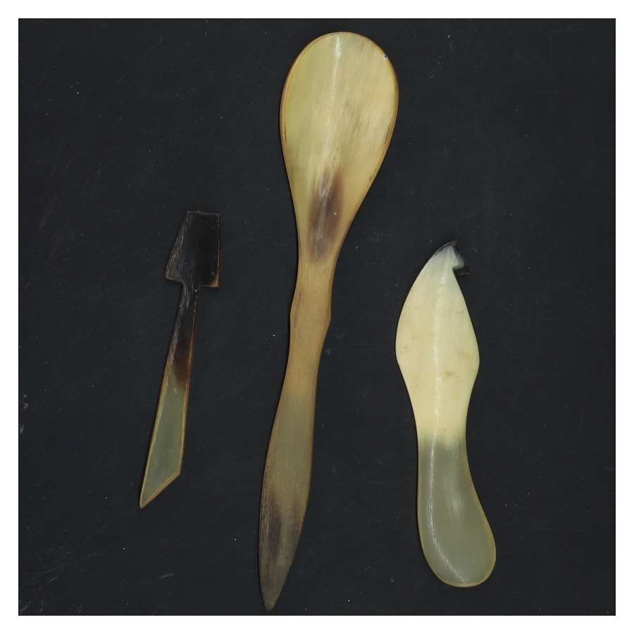 Serveringssæt af horn (str. 19x4 cm) (DVD)