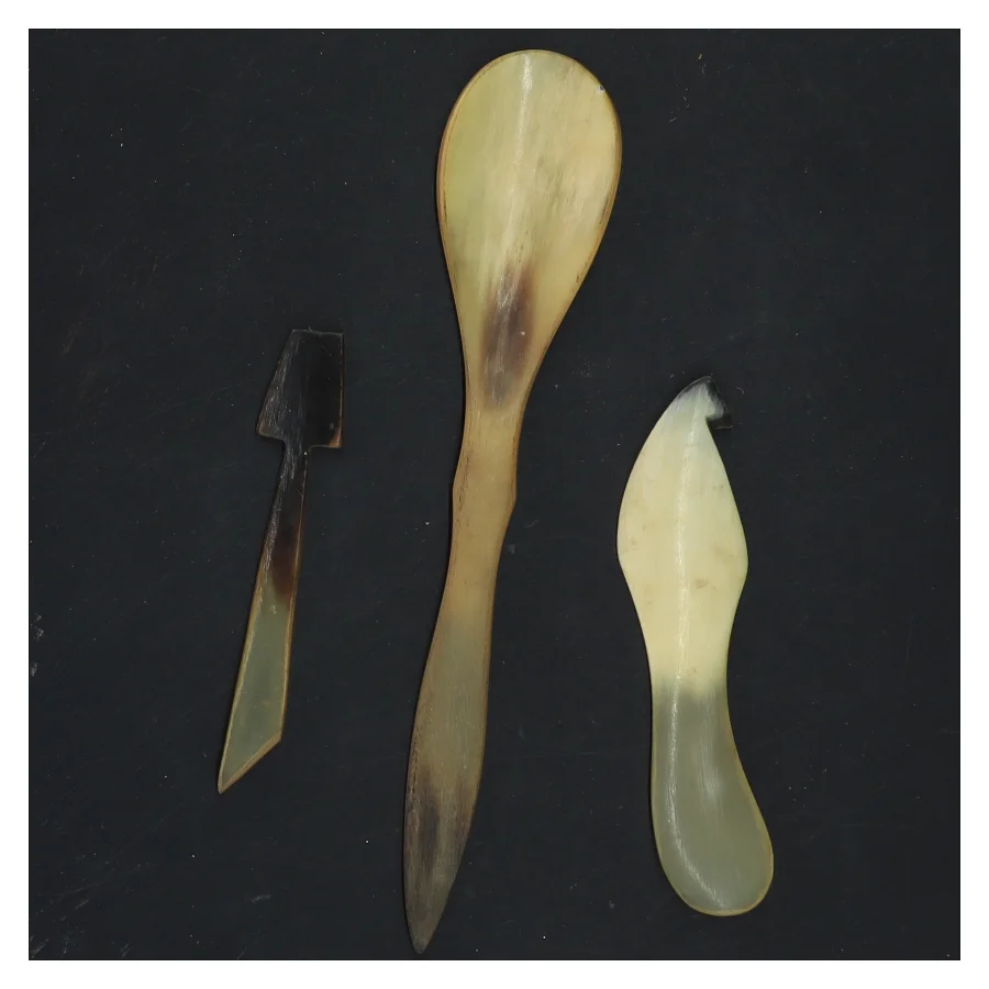 Serveringssæt af horn (str. 19x4 cm) (DVD)