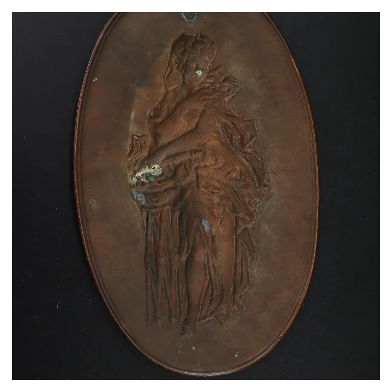Kobberrelief med kvindefigur (str. 37 x 23 cm. hul)