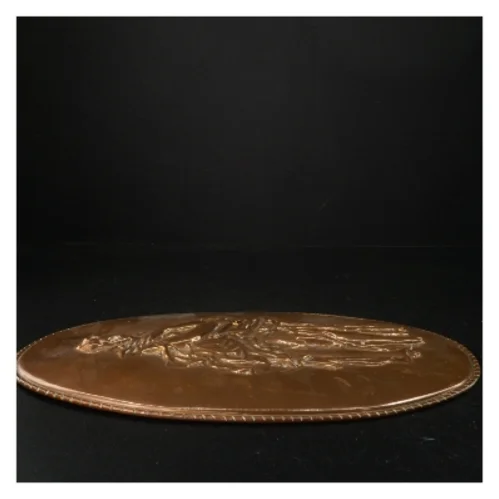 Kobberrelief med kvindefigur (str. 37 x 23 cm. hul)