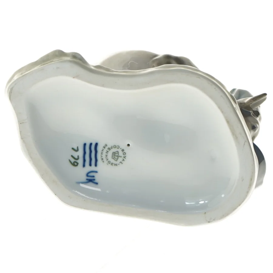 Porcelænsfigur af kvinde og kalv fra Royal Copenhagen (str. 16,5x16,5 cm)