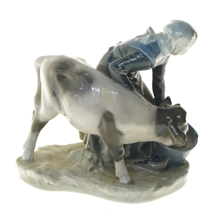 Porcelænsfigur af kvinde og kalv fra Royal Copenhagen (str. 16,5x16,5 cm)