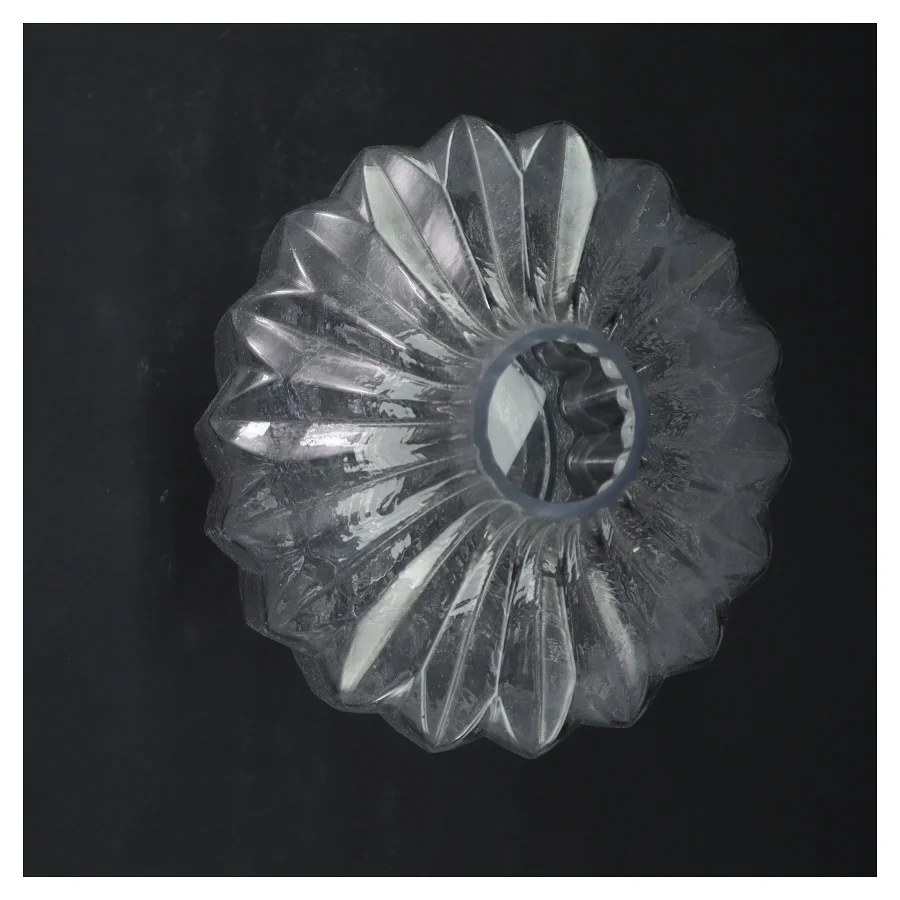 Glasvase med riflet design fra Reshoppit (str. 26 cm)