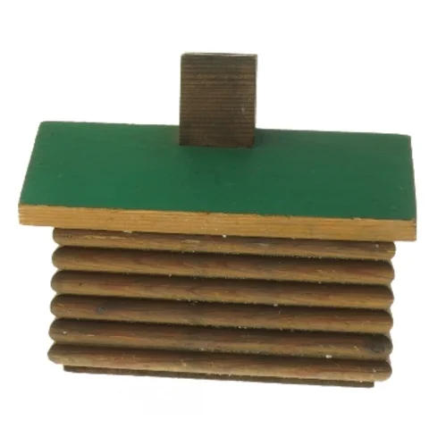 Hus med grønt tag (str. 14,5x12 cm)