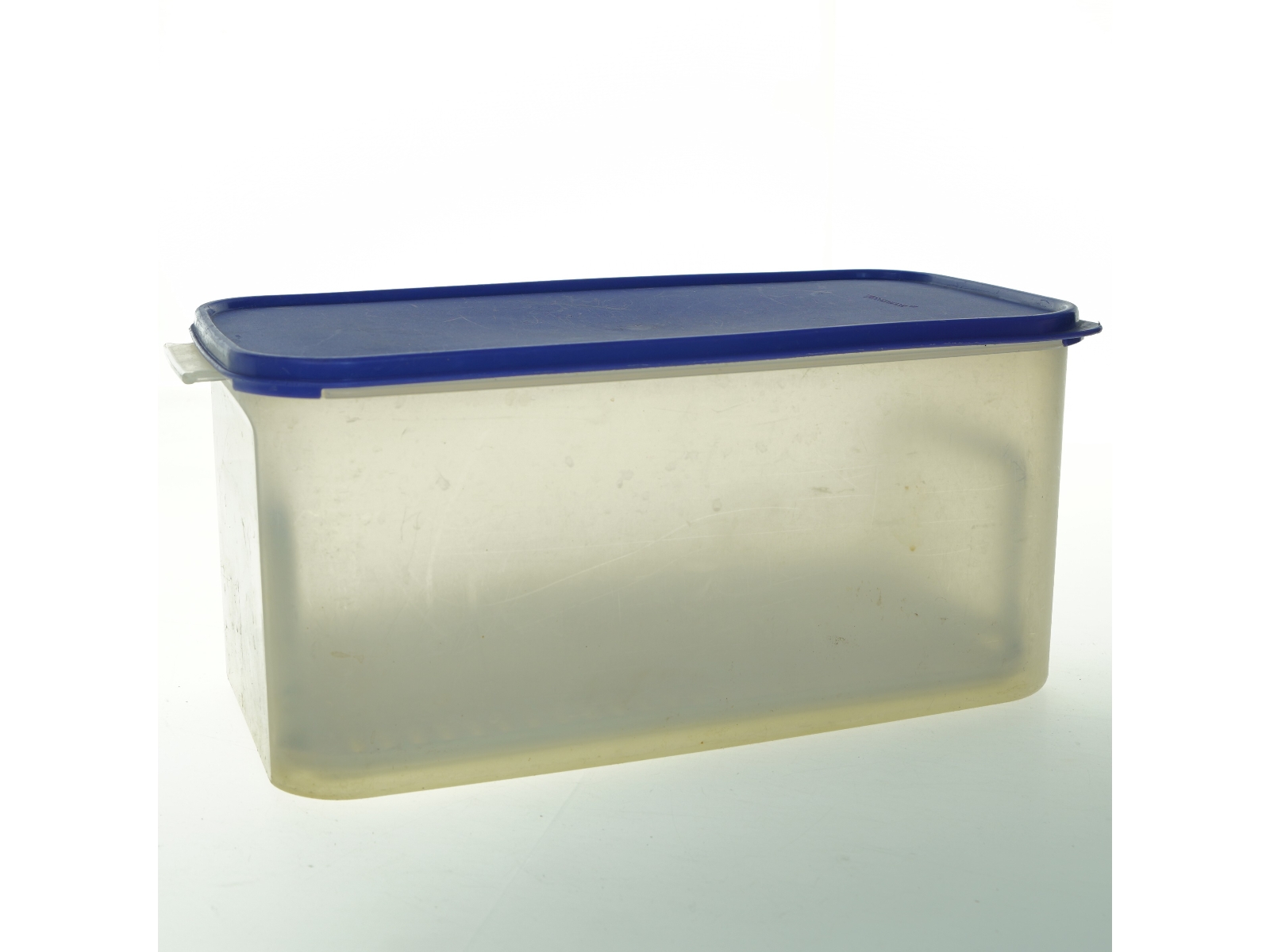 Plastik opbevaringsboks med låg fra Tupperware (str. 35 x 16,5 cm)