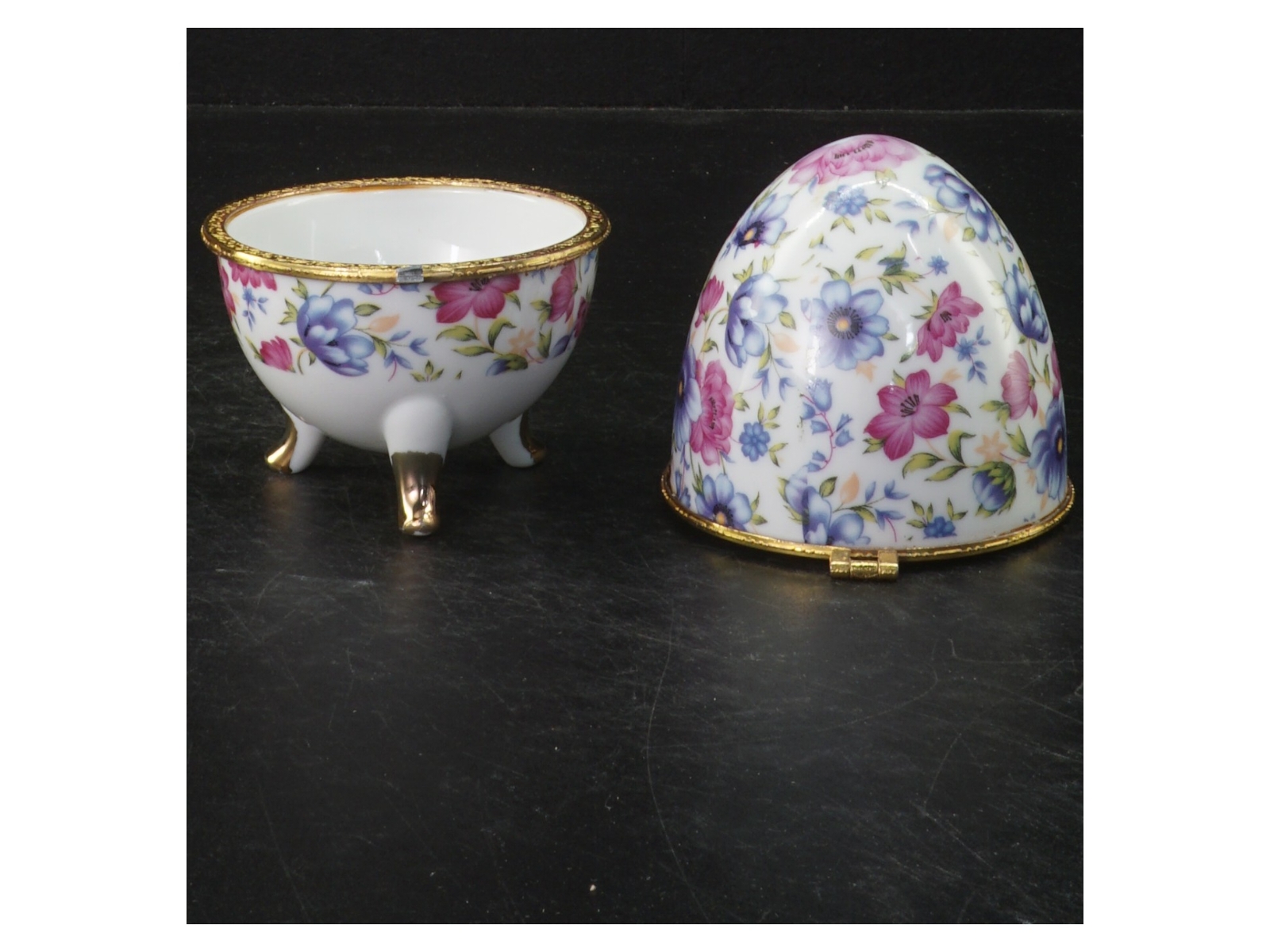 Porcelænsæg med blomstermotiv (str. 13 cm)