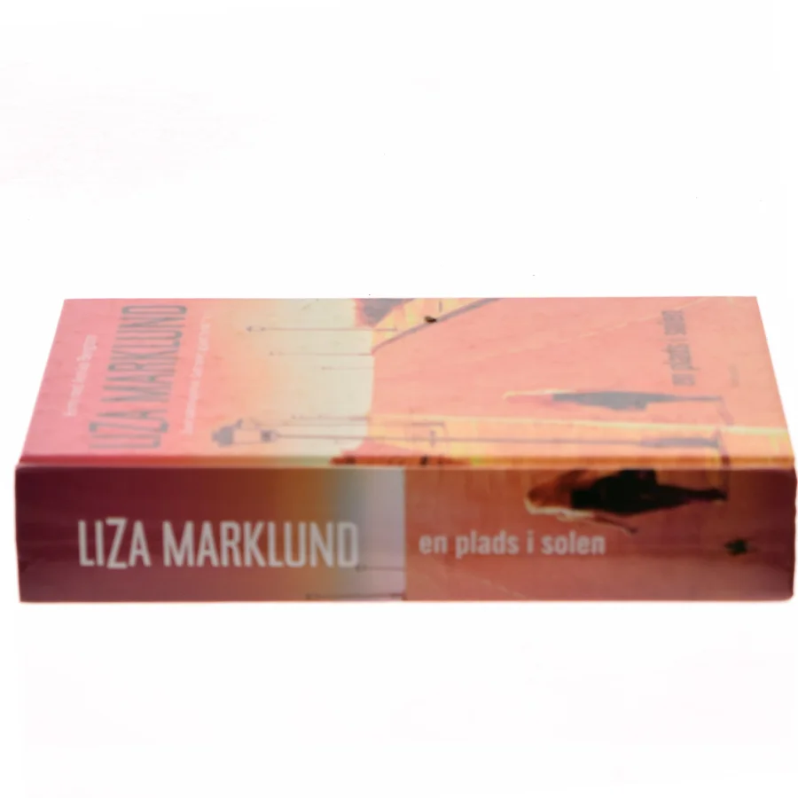 En plads i solen : krimi af Liza Marklund (Bog)