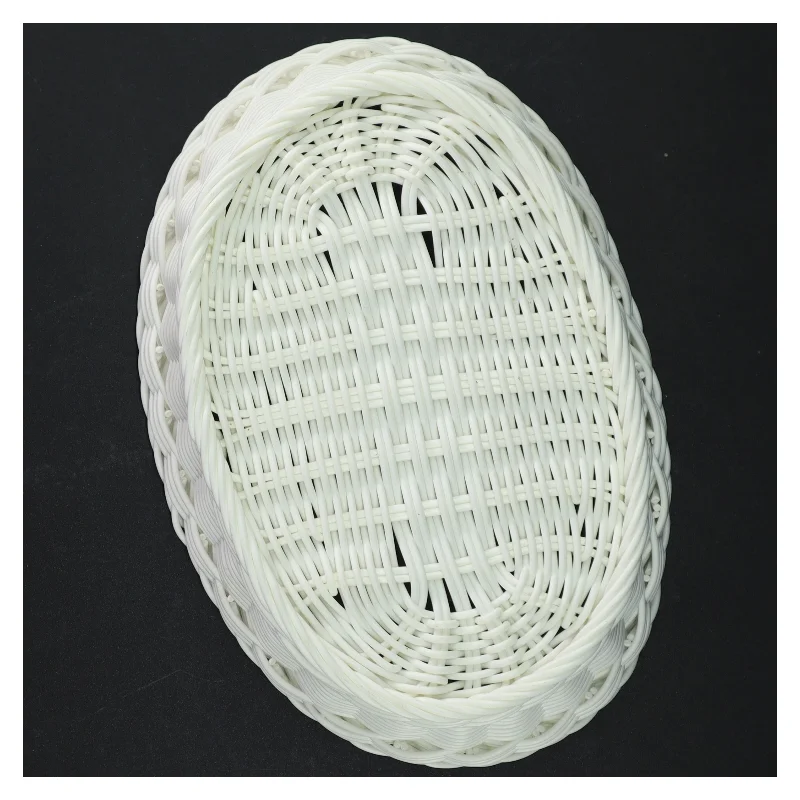 Hvid flettet plast kurv (str. 24 x 16 x 7 cm)